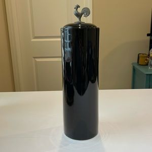 Black - pasta container with chicken on top